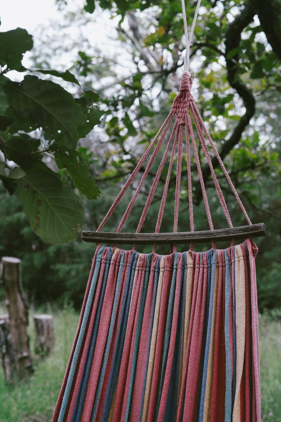 Un hamac rayé dans la verdure