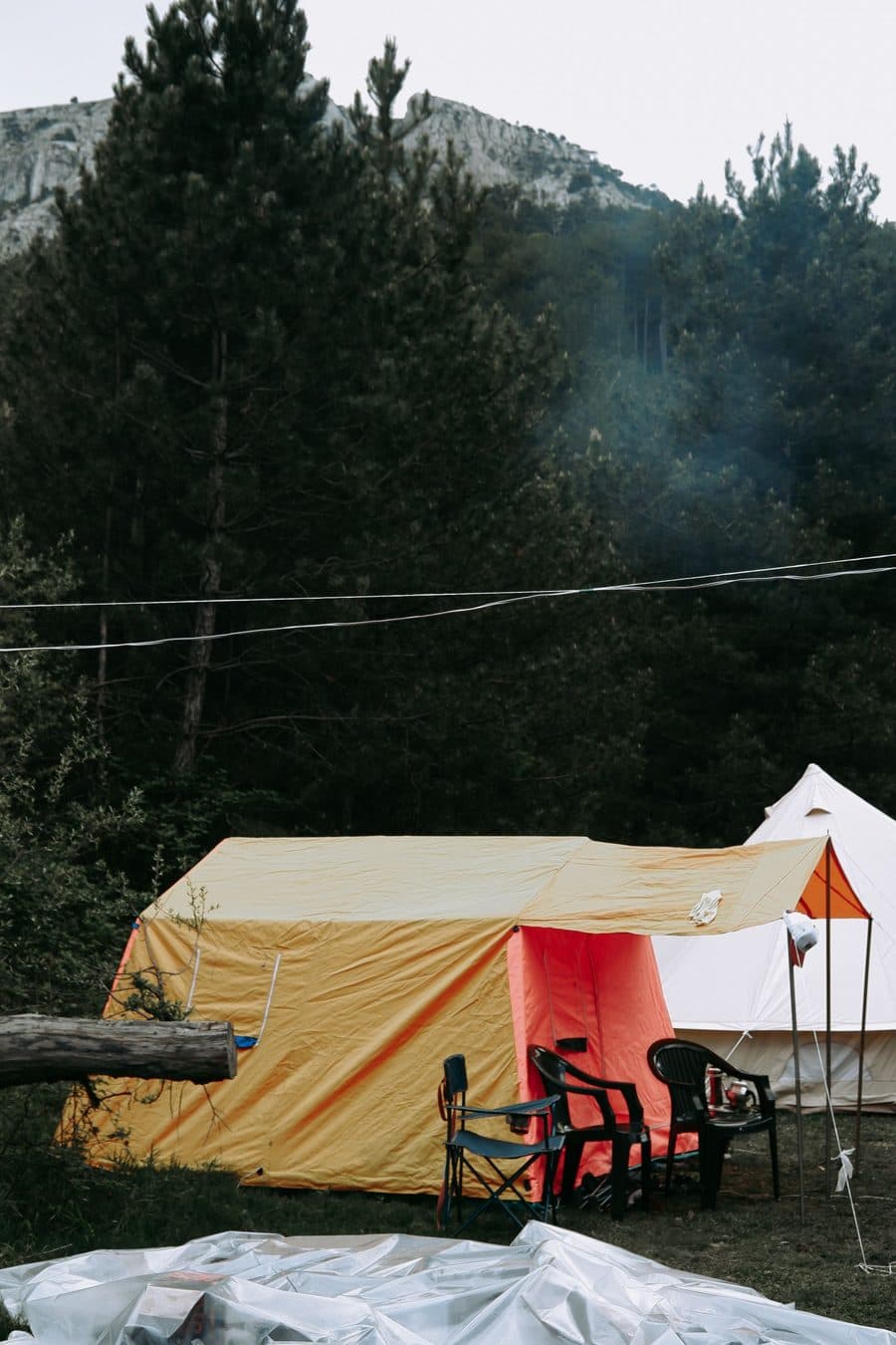 Des tentes dans une clairière au crépuscule