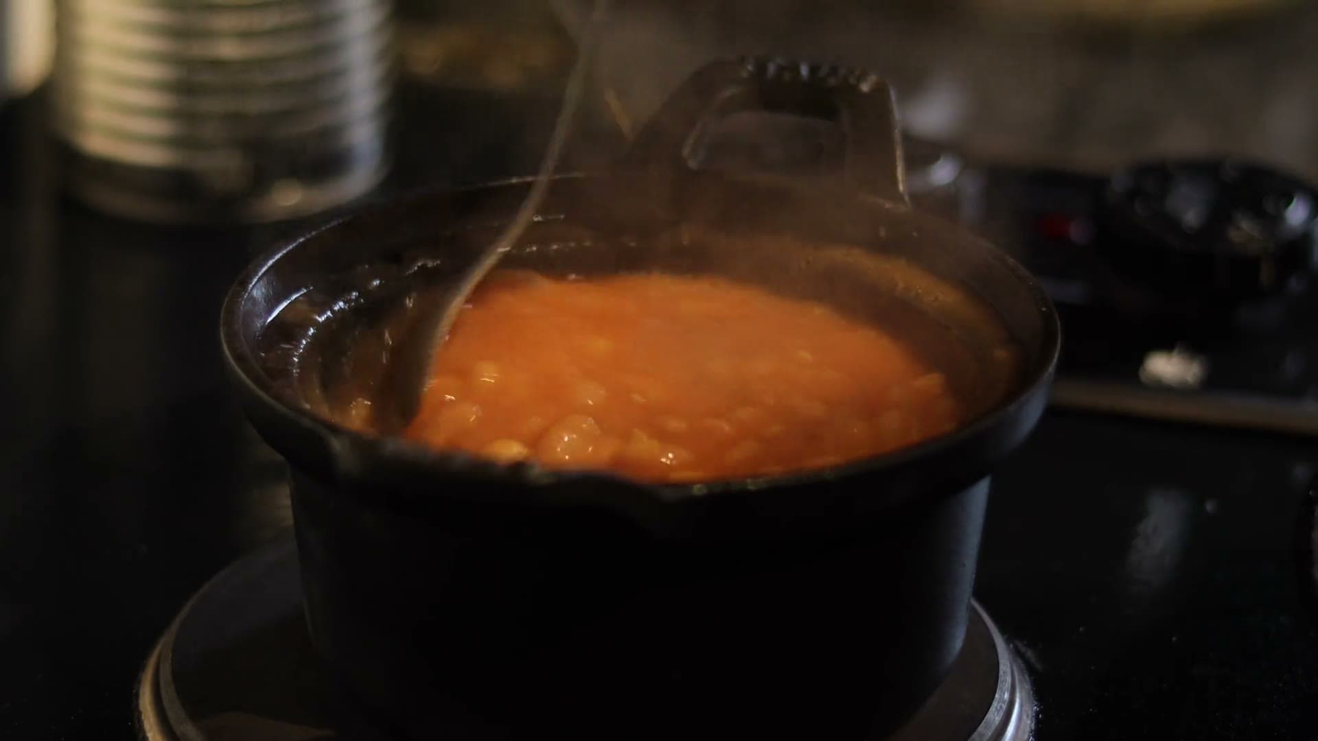 Un ragoût qui mijote dans une cocotte en fonte